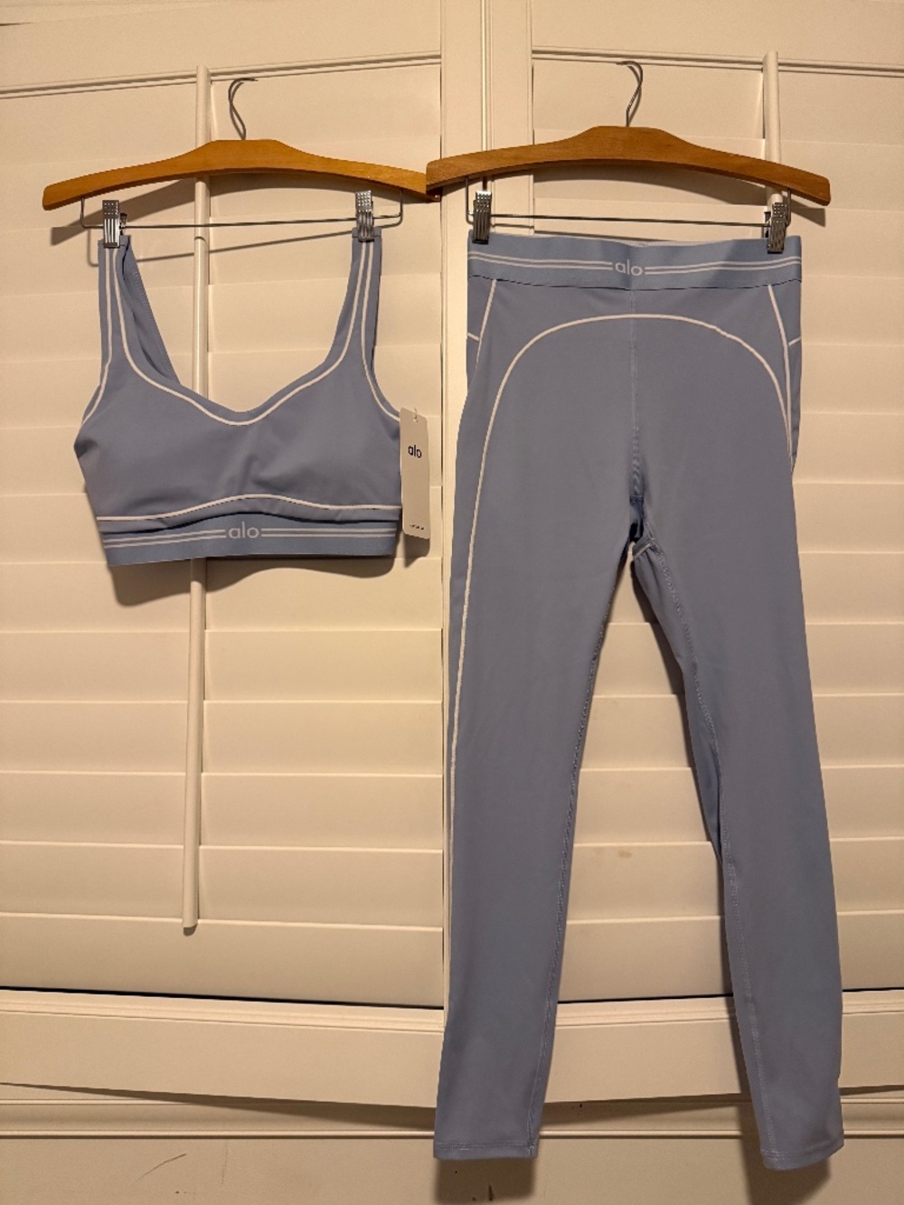 Alo Yoga Light Blue Sports Bra & Leggings Matching Set
